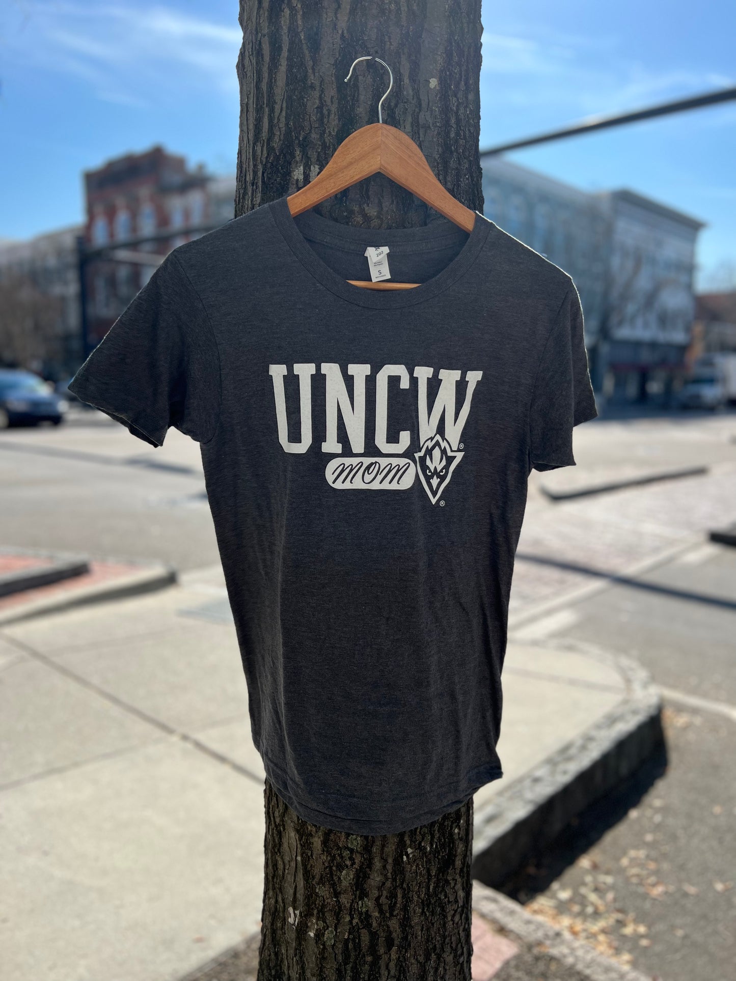 UNCW Seahawks Mom - T Shirt - Charcaol